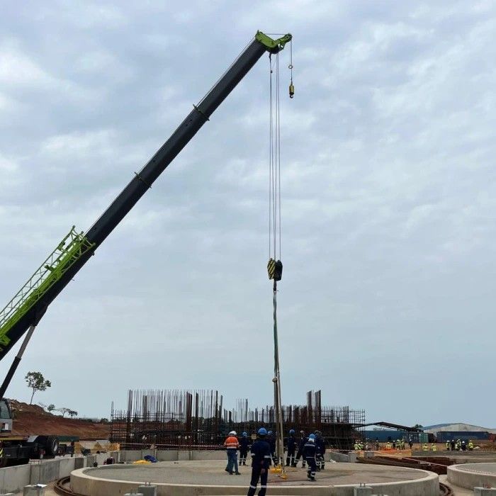 A crane lifting steel at the Kurmuk plant site